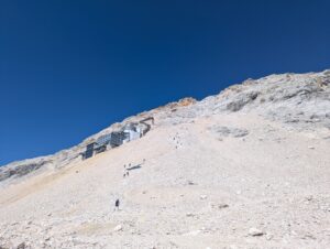 ©Foto: Robert Bathelmes | railmen | Schlussanstieg über das lose und steile Geröllfeld zur Zugspitze