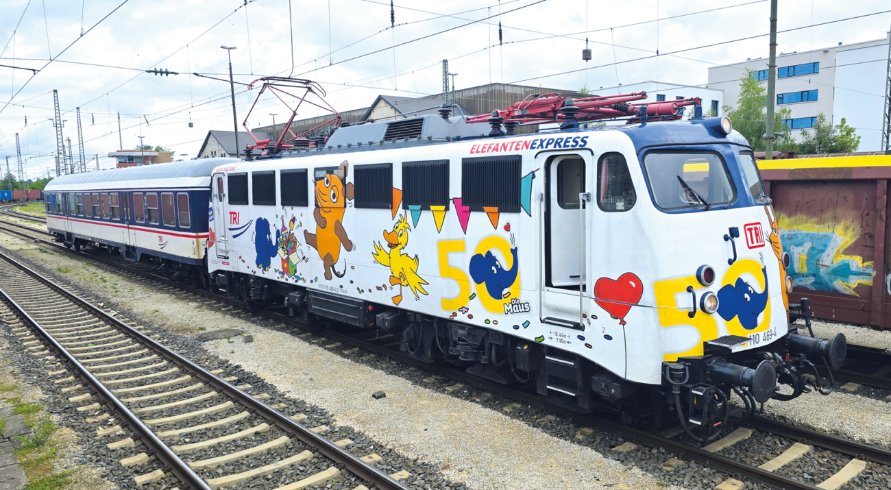 ©FOTO: MARIO HINZ | RAILMEN-LOKFÜHRER Anlässlich des 50. Geburtstages des kleinen blauen Elefanten aus der beliebten „Sendung mit der Maus“ setzt das Unternehmen Train Rental GmbH (TRI) eine speziell designte Schnellzuglokomotive der Baureihe 110 unter dem Namen „Elefanten‐Express“ (hier am Rangierbahnhof Aalen fotografiert) ein.