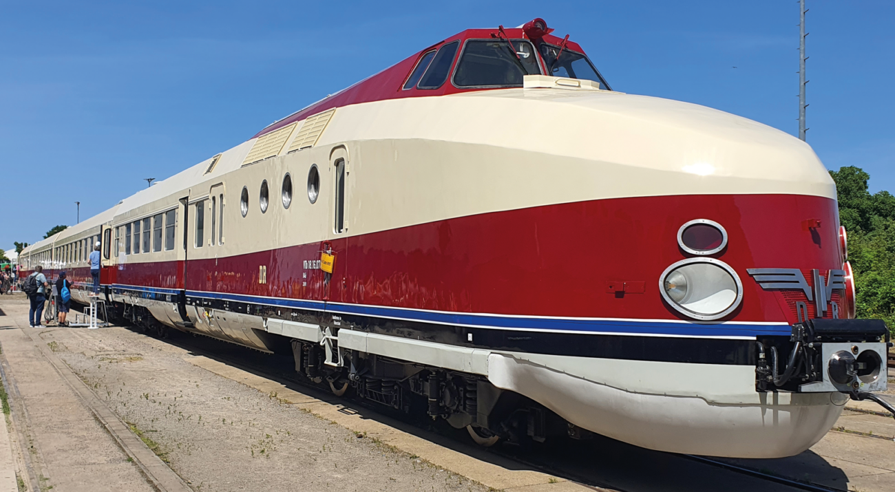 ©FOTO: FLORIAN ZIERAU | RAILMEN-LOKFÜHRER | Der SVT 18.16 besticht nicht nur durch sein Design, sondern verfügt zudem über raffinierte Details in der Ausstattung. Einer der in Görlitz für den internationalen Fernverkehr der DDR gebauten Dieseltriebzüge präsentiert sich hier – betriebsfähig aufgearbeitet – zum Tag der offenen Tür bei der VIS in Halberstadt.