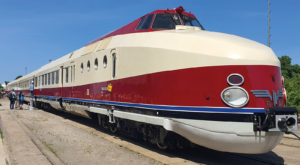 ©FOTO: FLORIAN ZIERAU | RAILMEN-LOKFÜHRER | Der SVT 18.16 besticht nicht nur durch sein Design, sondern verfügt zudem über raffinierte Details in der Ausstattung. Einer der in Görlitz für den internationalen Fernverkehr der DDR gebauten Dieseltriebzüge präsentiert sich hier – betriebsfähig aufgearbeitet – zum Tag der offenen Tür bei der VIS in Halberstadt.