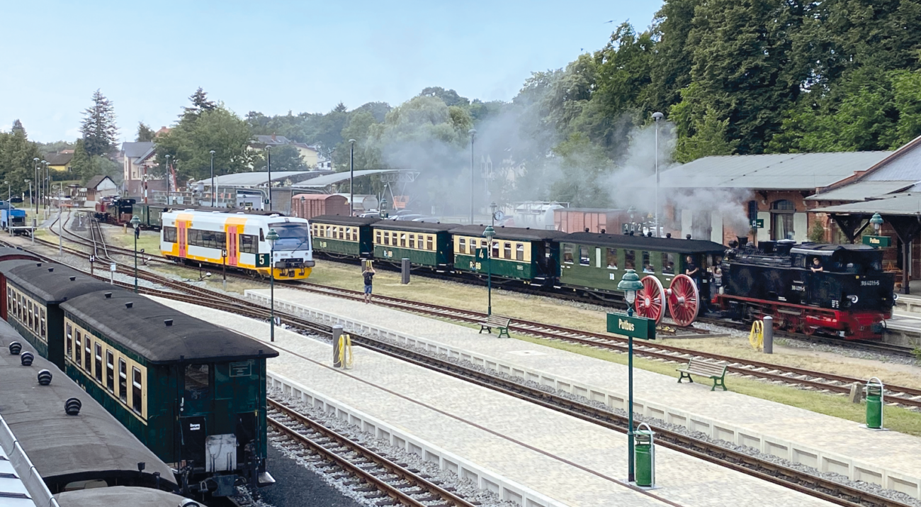 ©FOTO: MARKUS BIEHL | RAILMEN-LOKFÜHRER | Im Jahr 2024 konnte nach mehrjährigen Modernisierungsarbeiten die neue Betriebswerkstatt der Rügenschen Bäderbahn eröffnet werden. Von der Aussichtsplattform der neuen Wagenhalle lässt sich der gesamte Bahnhof Putbus mit seinen Regel‐ und Schmalspurgleisen überblicken.
