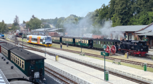 ©FOTO: MARKUS BIEHL | RAILMEN-LOKFÜHRER | Im Jahr 2024 konnte nach mehrjährigen Modernisierungsarbeiten die neue Betriebswerkstatt der Rügenschen Bäderbahn eröffnet werden. Von der Aussichtsplattform der neuen Wagenhalle lässt sich der gesamte Bahnhof Putbus mit seinen Regel‐ und Schmalspurgleisen überblicken.