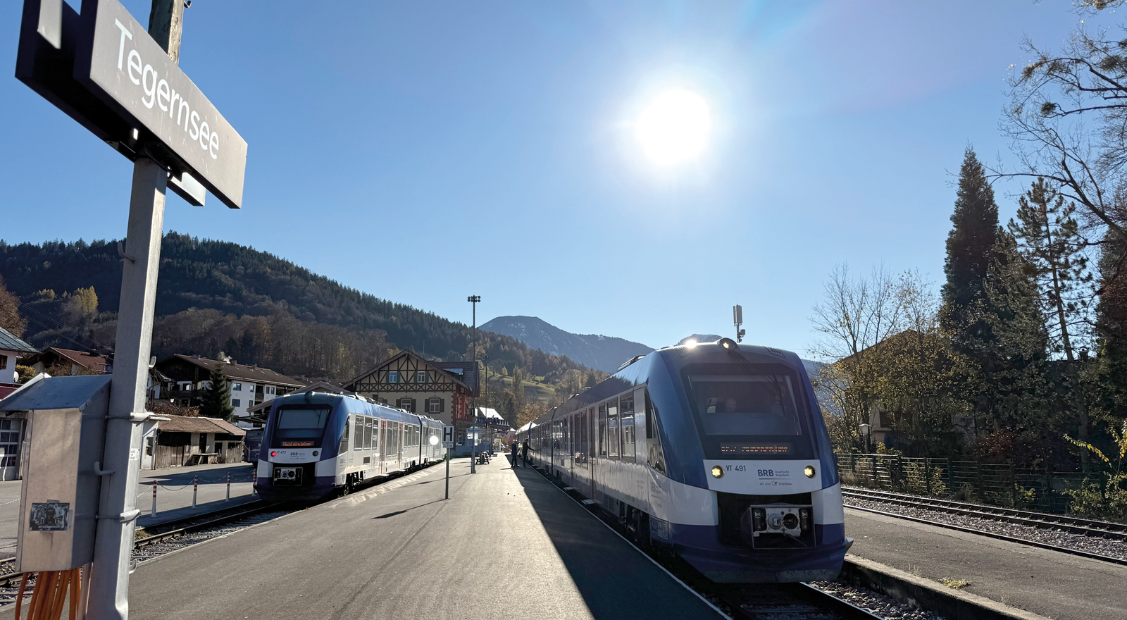 ©FOTO: LEVIN GOGALLA | RAILMEN-LOKFÜHRER | Tegernsee entwickelte sich im 19. Jahrhundert zu einem Ort für Kuraufenthalte und Sommerfrische. Die Stadt am Nordrand der Alpen ist schon seit 1902 an das Eisenbahnnetz angeschlossen. Heute verbinden die Züge der Bayerischen Oberlandbahn das Landschaftsschutzgebiet mit der Landeshauptstadt München.