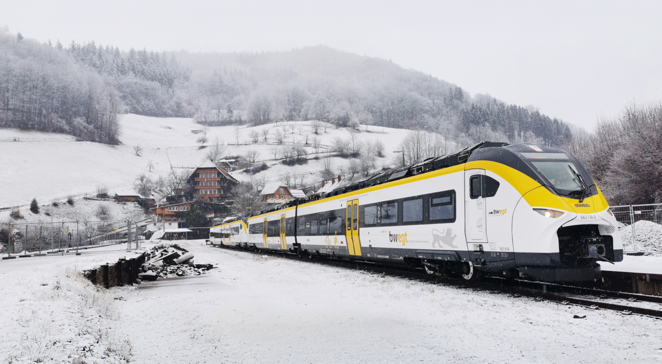 ©FOTO: LARS KÖRNER | RAILMEN-LOKFÜHRER | Seit 2024 verkehren moderne batterieelektrische Mireo‐Triebzüge auf der in Appenweier von der Badischen Hauptbahn abzweigenden Renchtalbahn und verbinden so i.d.R. stündlich das Oberzentrum Offenburg mit der recht schneesicheren Gemeinde Bad Griesbach im Schwarzwald.