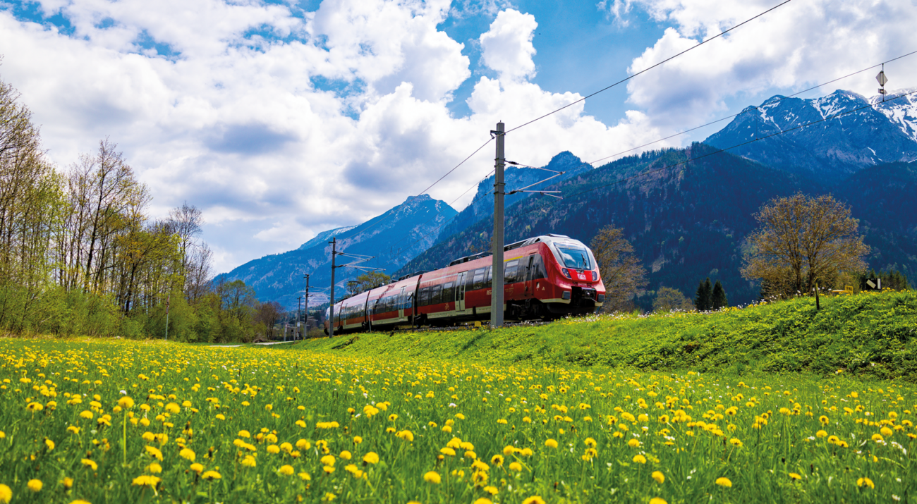©FOTO: ROBERT BARTHELMES | RAILMEN-LOKFÜHRER | Auf dem Abschnitt zwischen Garmisch‐Partenkirchen und Pfronten‐Steinach ist die teils durch Österreich (und weiter bis Kempten) führende Außerfernbahn elektrifiziert. Es kommen so vor traumhafter Bergkulisse elektrische Triebzüge der Baureihe 442 zum Einsatz – hier als RB 60 / S 7 kurz vor Pfronten.