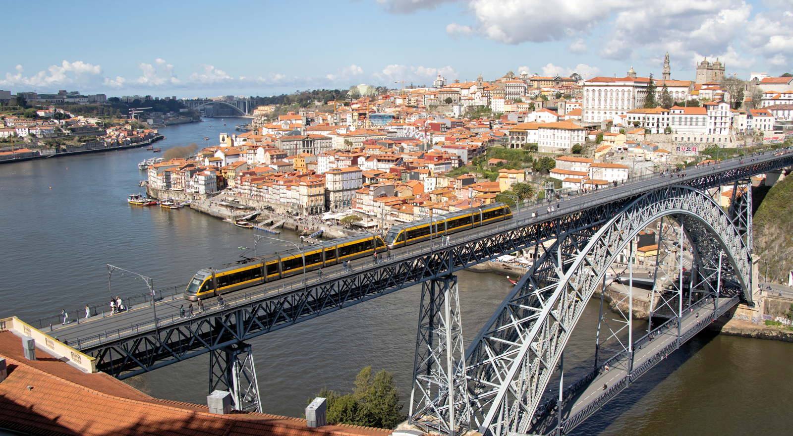 ©FOTO: ANDRÉ ROSENDAHL | RAILMEN-LOKFÜHRER | Eine Metro überquert auf der oberen Ebene der Fachwerk‐Bogenbrücke „Ponte D. Luis I“ den Fluss Douro. Als architektonisches Wahrzeichen der Stadt Porto verbindet sie das historische Stadtzentrum von Portugals beliebter Metropole mit der Nachbarstadt Vila Nova de Gaia.
