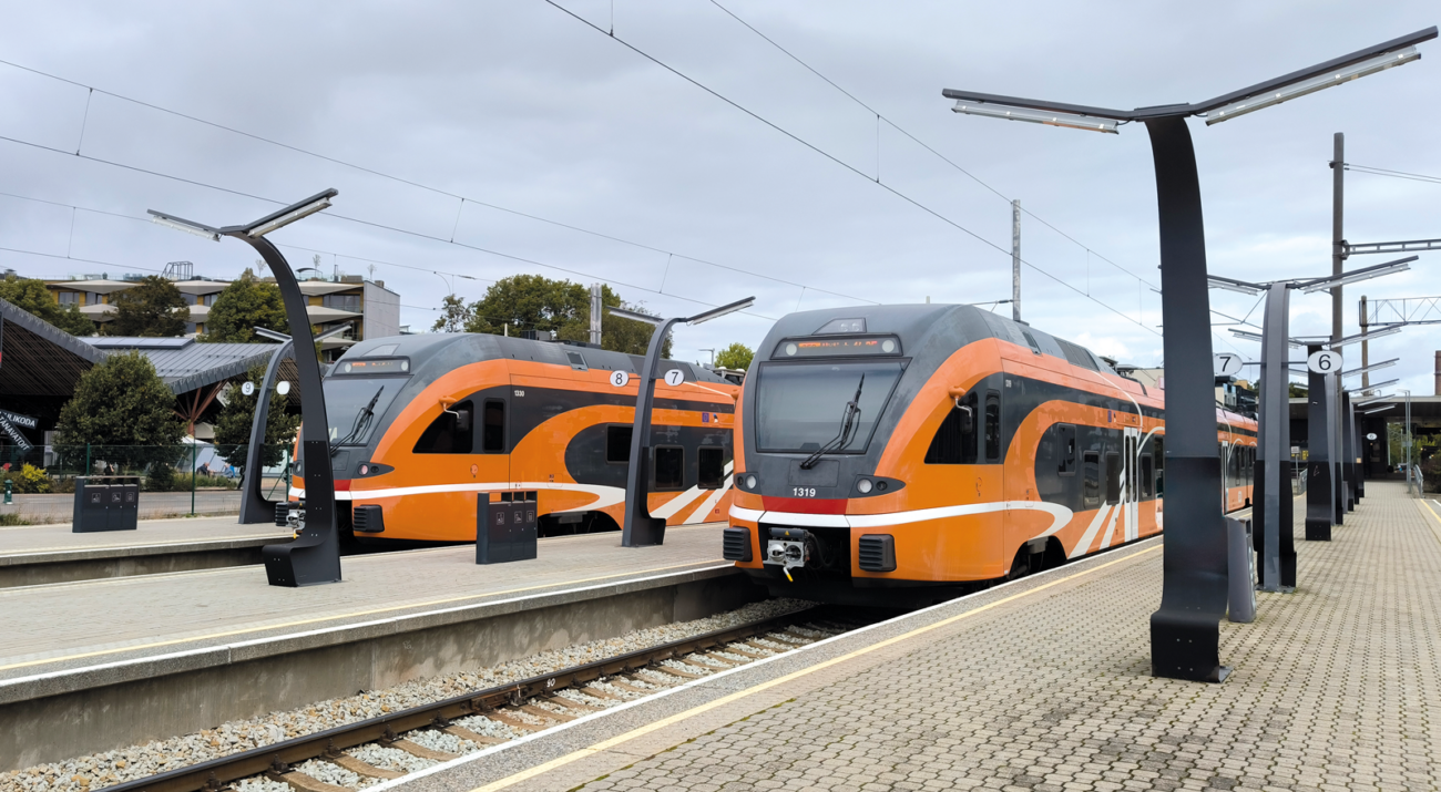 ©FOTO: SEBASTIAN STACHE | RAILMEN-LOKFÜHRER | Unter dem Markennamen „Elron“ betreibt die staatliche estnische Eisenbahn‐Gesellschaft den gesamten Personenverkehr des Landes. Zum Einsatz kommen hierbei moderne elektrische und dieselelektrische Triebzüge des Herstellers Stadler Rail – hier bereit zur Abfahrt im Bahnhof der Hauptstadt Tallinn.