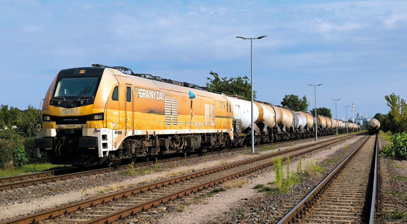 ©FOTO: MARCEL LANGNICKEL | RAILMEN-LOKFÜHRER | Zur Weiterverarbeitung in der Papier‐ und Verpackungsindustrie wird Kreideschlamm aus Kroatien in Kesselwagen nach Schwedt in der Uckermark transportiert. RTB Cargo setzt hierbei u.a. die leistungsstarken Mehrkraft‐Lokomotiven der Baureihe 159 ein – hier bei einem Halt im Bahnhof Pinnow abgelichtet.