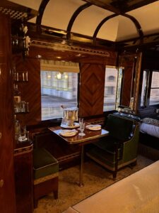 ©FOTO: LARS KÖRNER | RAILMEN-LOKFÜHRER IM EINSATZ FÜR TRAIN CHARTER | Diskretes Refugium für zwei im Venice Simplon-Orient-Express (VSOE).