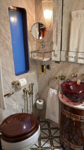 ©FOTO: LARS KÖRNER | RAILMEN-LOKFÜHRER IM EINSATZ FÜR TRAIN CHARTER | Das Badezimmer einer Suite des Venice Simplon-Orient-Express (VSOE).