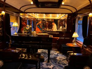 ©FOTO: LARS KÖRNER | RAILMEN-LOKFÜHRER IM EINSATZ FÜR TRAIN CHARTER | Die Piano-Bar im Venice Simplon-Orient-Express (VSOE).