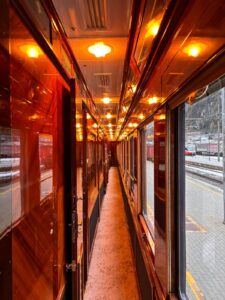 ©FOTO: LARS KÖRNER | RAILMEN-LOKFÜHRER IM EINSATZ FÜR TRAIN CHARTER | Zwischen den Gängen im Venice Simplon-Orient-Express (VSOE).