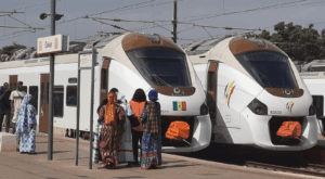 ©FOTO: JÖRG WATZEK | RAILMEN-LOKFÜHRER | Dakar – die einzige moderne Personenbahnlinie im Land verbindet die Hauptstadt mit dem Flughafen