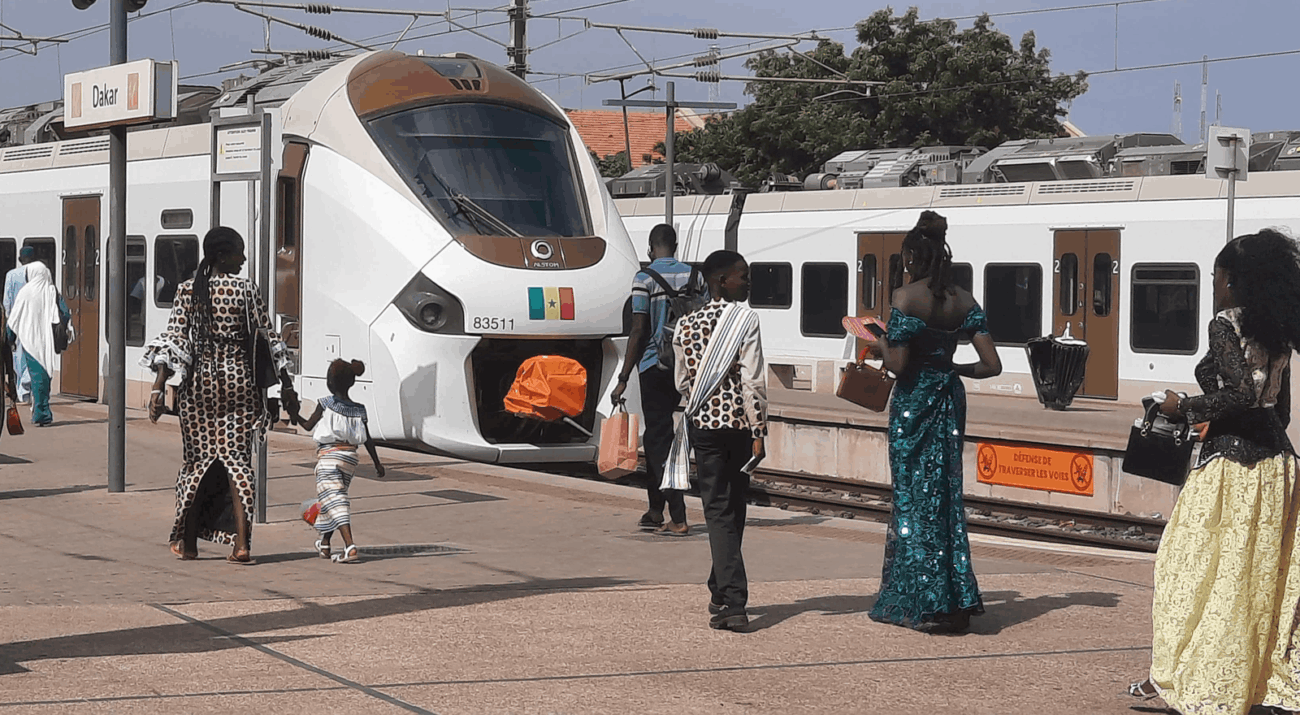 ©FOTO: JÖRG WATZEK | RAILMEN-LOKFÜHRER | Dakar – die einzige moderne Personenbahnlinie im Land verbindet die Hauptstadt mit dem Flughafen
