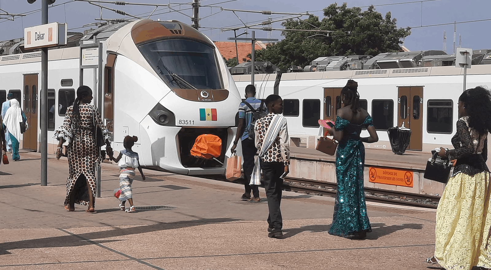 ©FOTO: JÖRG WATZEK | RAILMEN-LOKFÜHRER | Dakar – die einzige moderne Personenbahnlinie im Land verbindet die Hauptstadt mit dem Flughafen