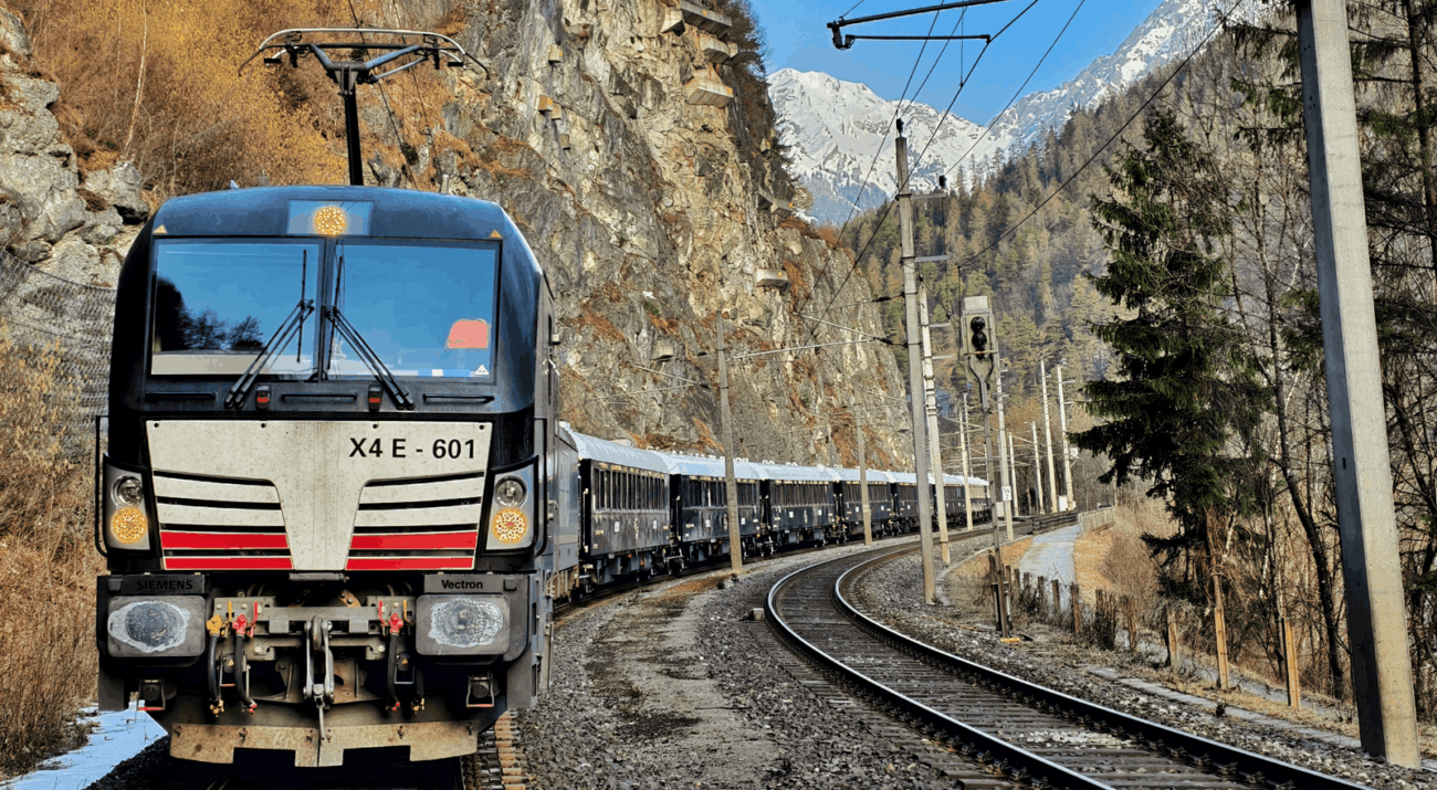 ©FOTO: LARS KÖRNER | RAILMEN-LOKFÜHRER IM EINSATZ FÜR TRAIN CHARTER | Der Orient-Express schlängelt sich durch das Pitztal.