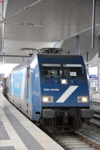 ©FOTO: CHRISTIAN WODZINSKI | RAILMEN-LOKFÜHRER UND AUSBILDER | Zugvorbereitung in Duisburg Hbf | Hier muss es schnell gehen, da meist nur wenige Minuten für das Köpfen nach dem Bereitstellen bleiben.