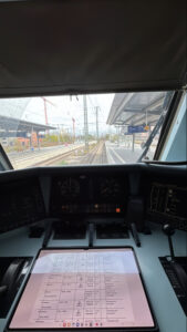 ©FOTO: COLIN KANNING | RAILMEN-LOKFÜHRER | Im Einsatz für Train Charter Services | Führerstand der BR101 während der Standzeit in Dortmund Hbf.