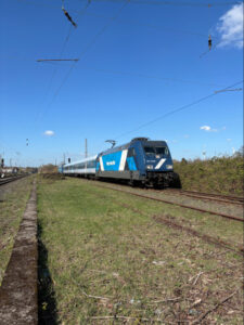 ©FOTO: COLIN KANNING | RAILMEN-LOKFÜHRER | Im Einsatz für Train Charter Services | In Absprache mit dem Fahrdienstleiter war auch ein kurzer Stopp zum Foto machen während der Rangierfahrt zur Bereitstellung in Moers drin.