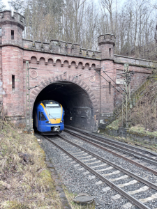 ©FOTO: MICHAEL NOLTE | RAILMEN-LOKFÜHRER | Ein Flirt passiert gerade den Cornberger Tunnel. Das neoromanische Tunnelportal wurde aus Buntsandstein gefertigt und steht unter Denkmalschutz.