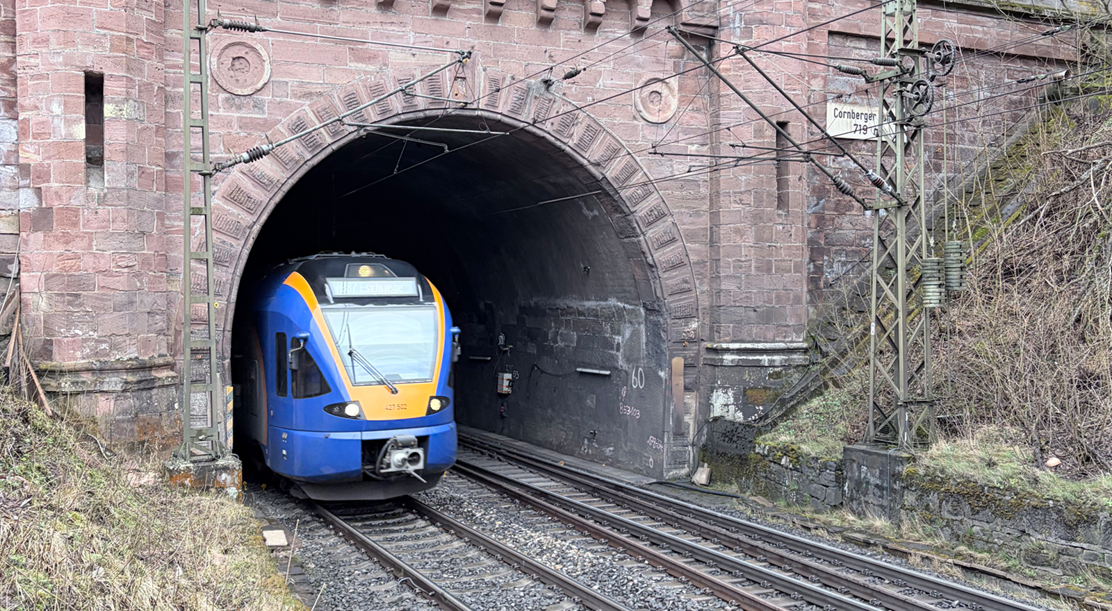 ©FOTO: MICHAEL NOLTE | RAILMEN-LOKFÜHRER | Ein Flirt passiert gerade den Cornberger Tunnel. Das neoromanische Tunnelportal wurde aus Buntsandstein gefertigt und steht unter Denkmalschutz.