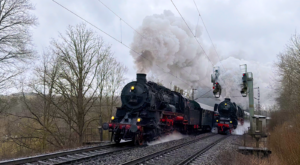 ©FOTO: MICHAEL NOLTE | RAILMEN-LOKFÜHRER | Parallelfahrt von Bebra nach Cornberg | Zwei mit Dampfloks der Baureihen 058 und 001 bespannte Sonderzüge schnaufen sich parallel ihren Weg die Cornberger Rampe hinauf zum gleichnamigen Tunnel.