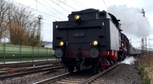 ©FOTO: MICHAEL NOLTE | RAILMEN-LOKFÜHRER | 58 311 Bergab mit Tender voran. Auf der ersten Rückfahrt (Zug 88729) entstand dieses Bild der Baureihe 058 mit Tender voran hinter dem Einfahrsignal von Bebra aus Richtung Cornberg.