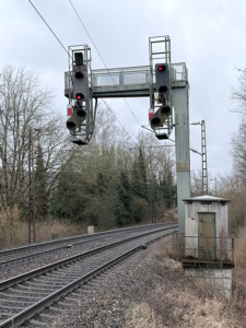 ©FOTO: MICHAEL NOLTE | RAILMEN-LOKFÜHRER | Zwei Blocksignale in leicht unterschiedlicher Bauform - Über dem Signal G369 befindet sich ein weiteres Zusatzsignal, was dem Lokführer signalisiert und erlaubt, im Gegengleis weiterzufahren.