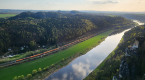 ©FOTO: SUSANN WENTZLAFF | Blick über das Elbtal | Im Vordergrund schlängelt sich ein Güterzug Richtung Tschechien
