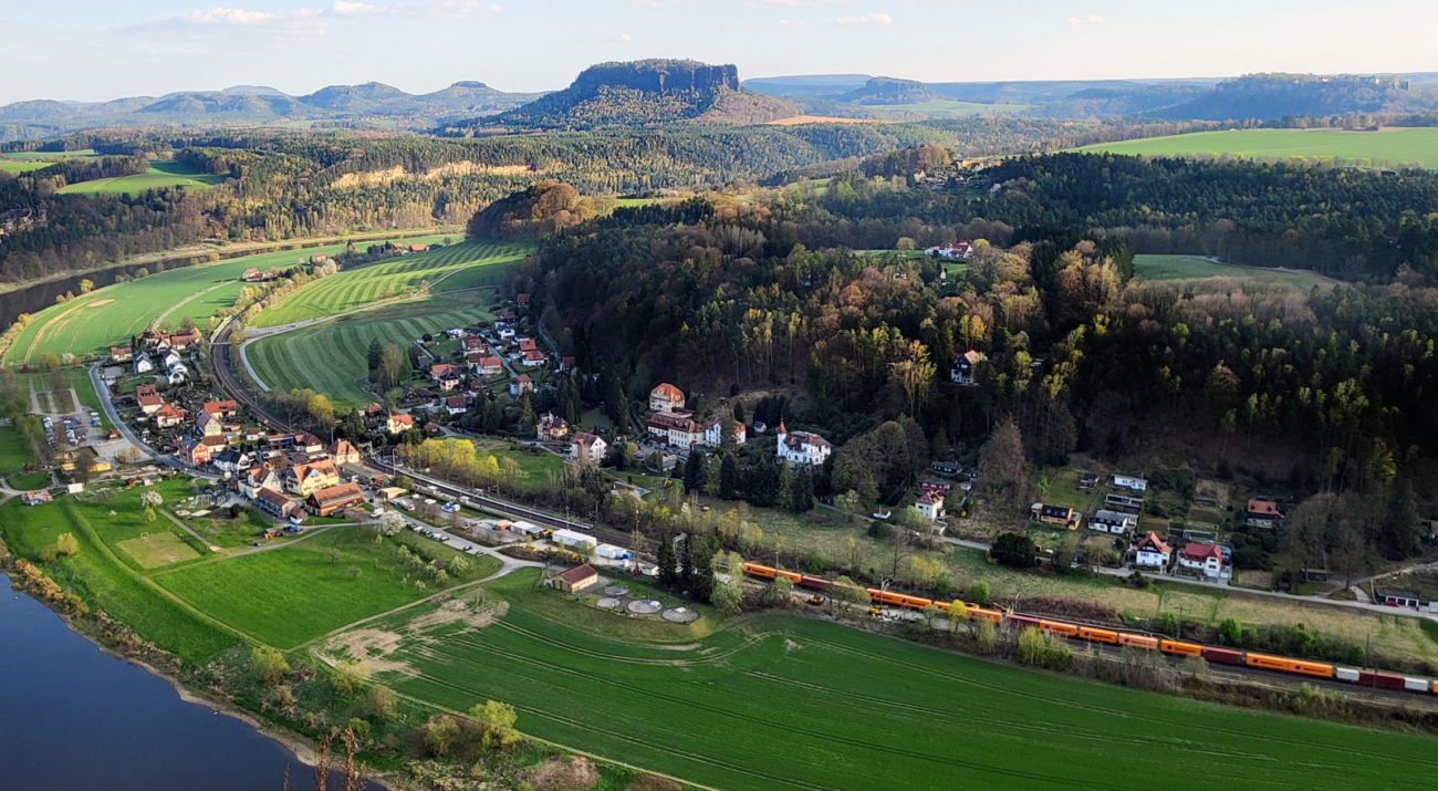 ©FOTO: SUSANN WENTZLAFF | Blick über das Elbtal | Im Vordergrund schlängelt sich ein Güterzug Richtung Tschechien