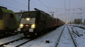 ©FOTO: André Rosendahl | railmen-Lokführer | Im Einsatz für SBB Cargo – „SCHNEECHAOS“ IN MAINZ-BISCHOFSHEIM, WARTEN AUF DEN WEICHENKEHRTRUPP.