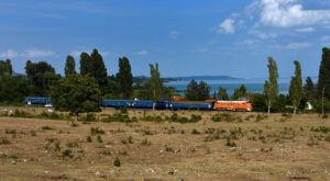 ©FOTO: COLIN KANNING | RAILMEN-LOKFÜHRER | Balatonszeped ‐ Typische historische Garnituren am Retro Wochenende am Balaton, teilweise sieht man sogar den See im Hintergrund