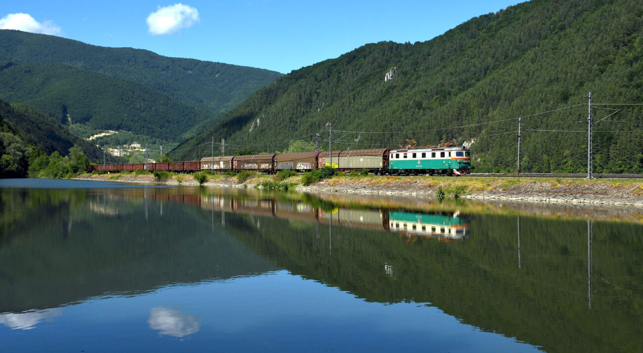 ©FOTO: COLIN KANNING | RAILMEN-LOKFÜHRER | Krpelany ‐ Eine historische Ellok der ZSSK spiegelt sich im Bergsee in Krpelany