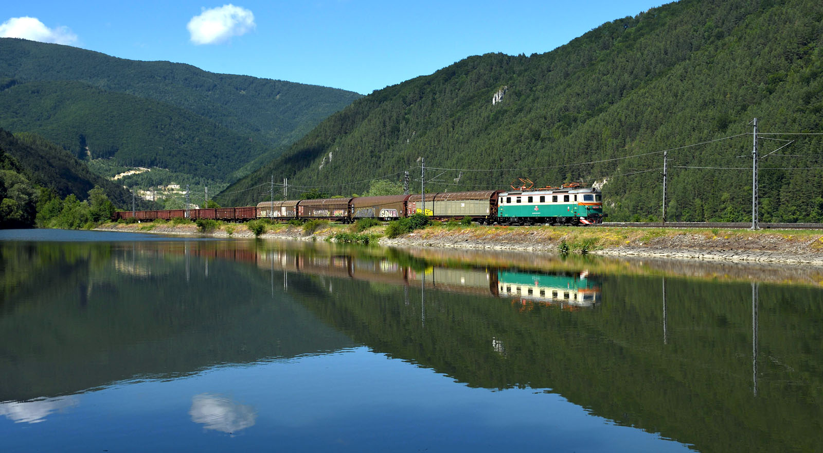 ©FOTO: COLIN KANNING | RAILMEN-LOKFÜHRER | Krpelany ‐ Eine historische Ellok der ZSSK spiegelt sich im Bergsee in Krpelany