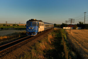 ©FOTO: COLIN KANNING | RAILMEN-LOKFÜHRER | Sacueni | Die Kutter genannten Loks der Rumänischen Staatsbahn im Niemannsland mit typischen Nahverkehrszügen
