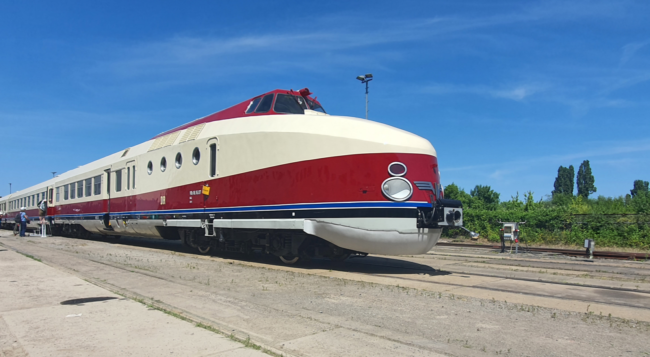©FOTO: FLORIAN ZIERAU | RAILMEN-Tf | Der SVT 18.16 besticht nicht nur durch sein Design, sondern verfügt zudem über raffinierte Details in der Ausstattung. Einer der in Görlitz für den internationalen Fernverkehr der DDR gebauten Dieseltriebzüge präsentiert sich hier – betriebsfähig aufgearbeitet – zum Tag der offenen Tür bei der VIS in Halberstadt.