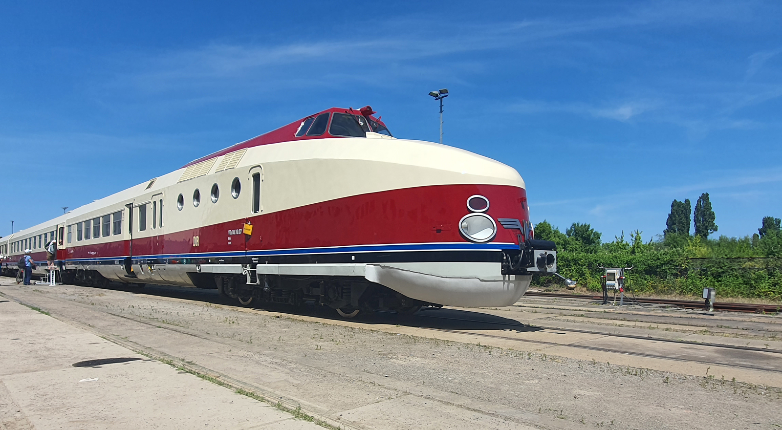 ©FOTO: FLORIAN ZIERAU | RAILMEN-Tf | Der SVT 18.16 besticht nicht nur durch sein Design, sondern verfügt zudem über raffinierte Details in der Ausstattung. Einer der in Görlitz für den internationalen Fernverkehr der DDR gebauten Dieseltriebzüge präsentiert sich hier – betriebsfähig aufgearbeitet – zum Tag der offenen Tür bei der VIS in Halberstadt.