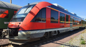 ©FOTO: FLORIAN ZIERAU | RAILMEN-TF | FAHRZEUGPARK IN DER VIS – DER ROTE BARON – Ein Fahrzeug der DB Gebrauchtzug-Flotte, aktuell ausgeliehen an DB Start Mitteldeutschland schmückt auch die Fahrzeugausstellung.