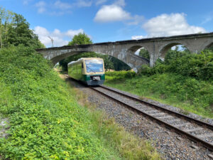 © Foto: Markus Biehl | railmen-Tf | Regioshuttle RS1 der PRESS auf der Fahrt von Bergen nach Lauterbach/Mole unterquert den alten Betonviadukt der 1967 stillgelegten Schmalspur-Strecke von Putbus nach Altefähr, der heute als wunderschöner Radweg abseits der großen touristischen Routen Ruhe und Entspannung garantiert und noch ein wenig das ursprüngliche Flair der Insel Rügen erahnen lässt.