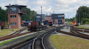 © Foto: Markus Biehl | railmen-Tf | Blick vom Bahnsteig auf das neu gebaute Bahnbetriebswerk der RüBB/PRESS mit ebenfalls neu gebautem Wasserturm inkl. Aussichtsplattform.