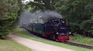 © Foto: Markus Biehl | railmen-Tf | Personenzug zwischen Binz und Sellin unterhalb vom Jagdschloss Granitz.